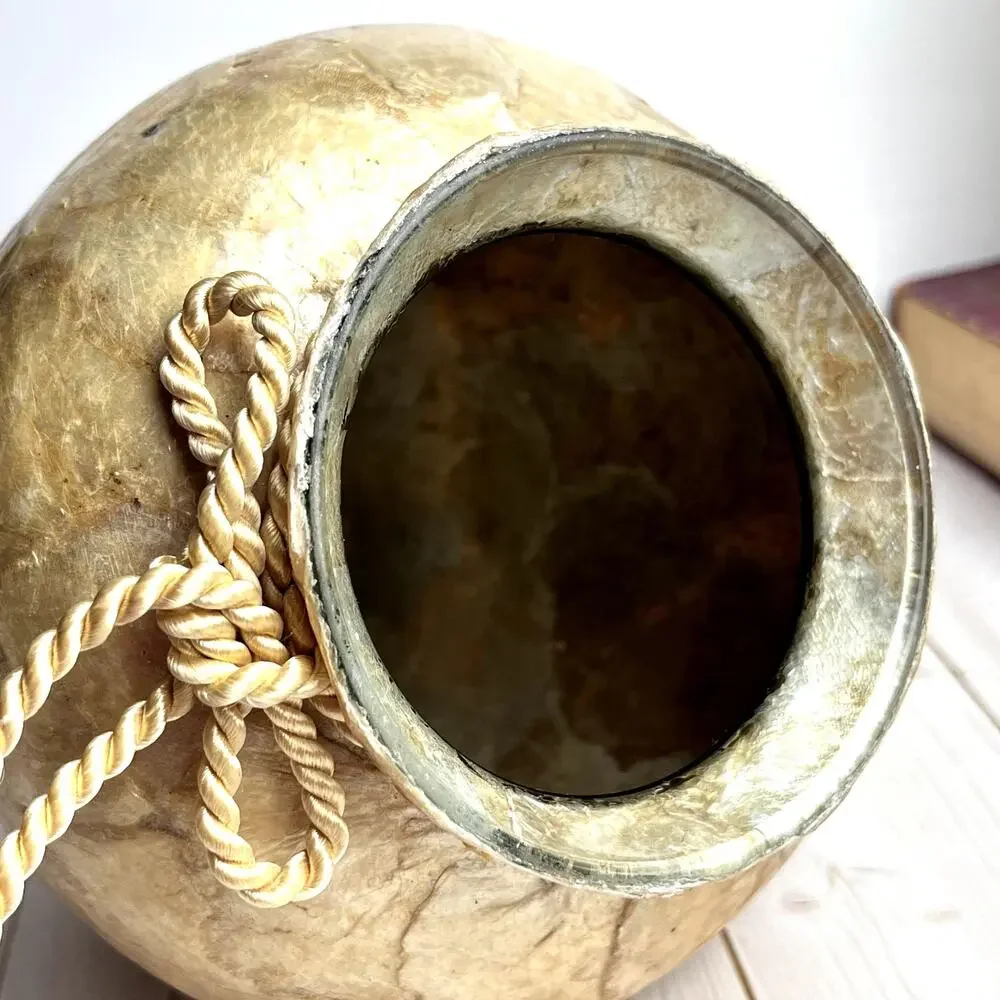 Unmarked gold capiz